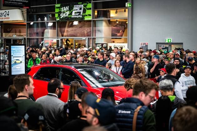 Große Menschenmenge versammelt sich am Nürburgring zur Weltpremiere des Volkswagen ID. Polo GTI. Weltpremiere Volkswagen ID. Polo GTI Copyright: xMichaelxGelhardtx