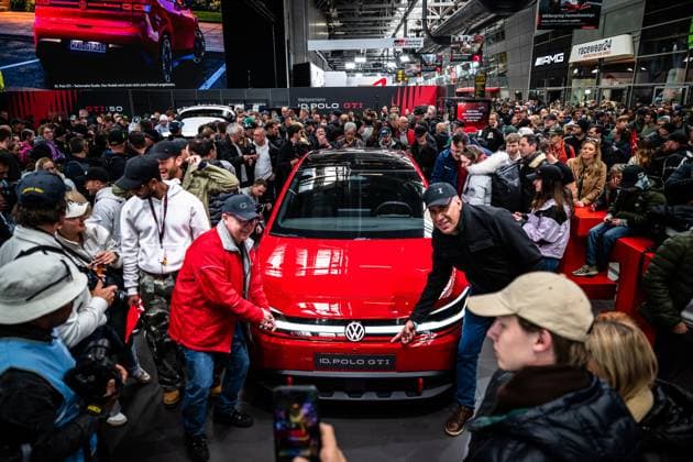 Publikum versammelt sich um den roten Volkswagen ID. Polo GTI bei der Weltpremiere am Nürburgring Weltpremiere Volkswagen ID. Polo GTI Copyright: xMichaelxGelhardtx