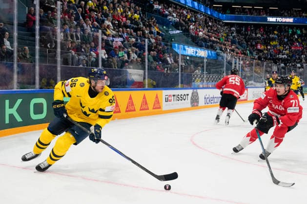 FRIBOURG, SWITZERLAND - MAY 15: Jacob De la Rose of Sweden L) in action during the 2026 IIHF Ice hockey, Eishockey World Championship, WM, Weltmeisterschaft Switzerland game between Canada and Sweden at BCF Arena on May 15, 2026 in Fribourg, Fribourg. Fribourg BCF Arena Fribourg Switzerland Copyright: xJustPictures.ch JarixPestelaccix jp-en-EuSpIm-JP6_JAR_Canada_Sweden_15May2026_00149