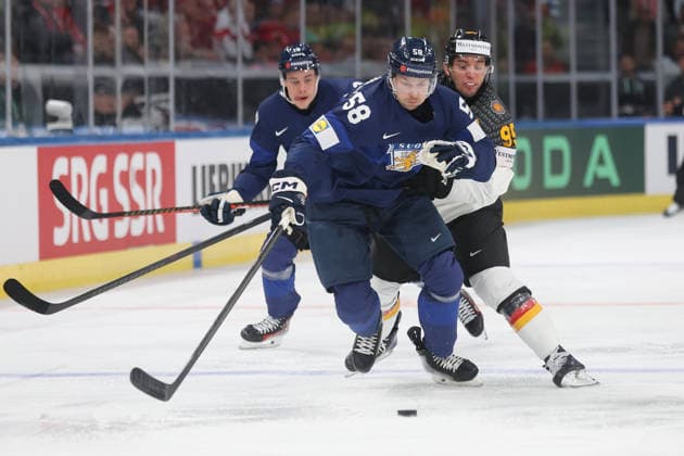 WM 2026 GER - FIN Urho Vaakanainen gegen Frederik Tiffels 15.05.2026 Swiss Life Arena Zuerich , SCHWEIZ, Herren IIHF World Championship, WM, Weltmeisterschaft Zurich 2026 Gruppe A Deutschland - Finnland Urho Vaakanainen (li,FIN) gegen Frederik Tiffels (GER)