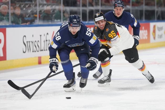 WM 2026 GER - FIN Urho Vaakanainen gegen Frederik Tiffels 15.05.2026 Swiss Life Arena Zuerich , SCHWEIZ, Herren IIHF World Championship, WM, Weltmeisterschaft Zurich 2026 Gruppe A Deutschland - Finnland Urho Vaakanainen (li,FIN) gegen Frederik Tiffels (GER)