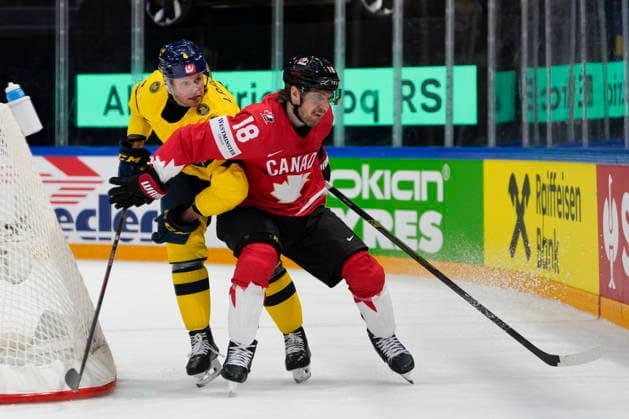 FRIBOURG, SWITZERLAND - MAY 15: Robert Thomas of Canada R) against Jacob Larsson of Sweden L) during the 2026 IIHF Ice hockey, Eishockey World Championship, WM, Weltmeisterschaft Switzerland game between Canada and Sweden at BCF Arena on May 15, 2026 in Fribourg, Fribourg. Fribourg BCF Arena Fribourg Switzerland Copyright: xJustPictures.ch JarixPestelaccix jp-en-EuSpIm-JP6_JAR_Canada_Sweden_15May2026_00257