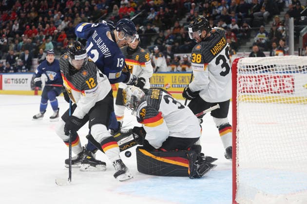 WM 2026 GER - FIN Jesse Puljujaervi (FIN) vor Torwart Philipp Grubauer (GER) Eric Mik (GER) 15.05.2026 Swiss Life Arena Zuerich , SCHWEIZ, Herren IIHF World Championship, WM, Weltmeisterschaft Zurich 2026 Gruppe A Deutschland - Finnland Jesse Puljujaervi (FIN) vor Torwart Philipp Grubauer (GER) Eric Mik (GER)