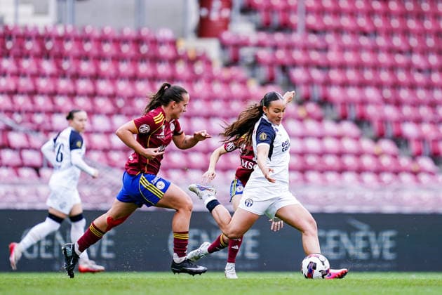 Switzerland: AXA Womens Super League 2025 26, Servette FC Chenois Feminin vs FC Zurich - Stade de Geneve, Carouge: Shanae Tsawa of FC Zurich (R) and Magdalena Izabela Sobal of Servette FC Chenois Feminin battle for the ball (duel) Copyright: xDanielaxPorcellix