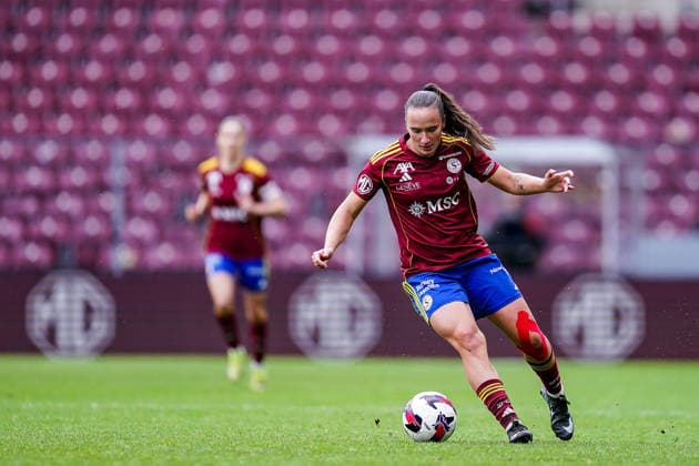 Switzerland: AXA Womens Super League 2025 26, Servette FC Chenois Feminin vs FC Zurich - Stade de Geneve, Carouge: Magdalena Izabela Sobal of Servette FC Chenois Feminin controls the ball Copyright: xDanielaxPorcellix