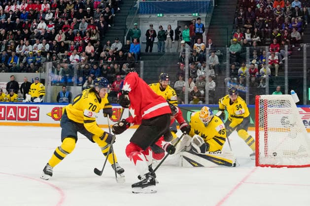 FRIBOURG, SWITZERLAND - MAY 15: goalkeeper Magnus Hellberg of Sweden can™t saves during the 2026 IIHF Ice hockey, Eishockey World Championship, WM, Weltmeisterschaft Switzerland game between Canada and Sweden at BCF Arena on May 15, 2026 in Fribourg, Fribourg. Fribourg BCF Arena Fribourg Switzerland Copyright: xJustPictures.ch JarixPestelaccix jp-en-EuSpIm-JP6_JAR_Canada_Sweden_15May2026_00262