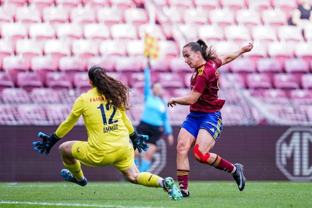 Switzerland: AXA Womens Super League 2025 26, Servette FC Chenois Feminin vs FC Zurich - Stade de Geneve, Carouge: Magdalena Izabela Sobal of Servette FC Chenois Feminin shoots the ball Copyright: xDanielaxPorcellix