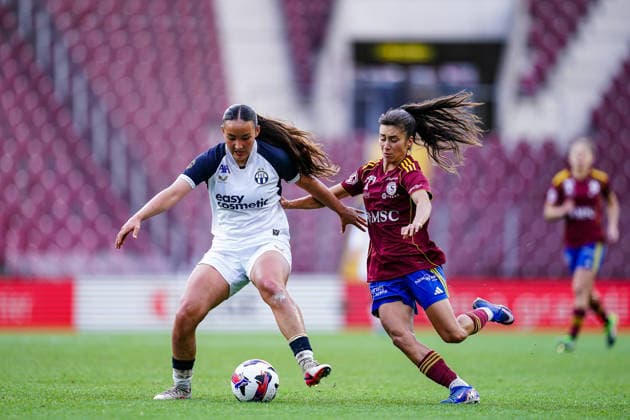 Switzerland: AXA Womens Super League 2025 26, Servette FC Chenois Feminin vs FC Zurich - Stade de Geneve, Carouge: Shanae Tsawa of FC Zurich (L) and Cristina Libran Quiroga of Servette FC Chenois Feminin (R) battle for the ball (duel) Copyright: xDanielaxPorcellix