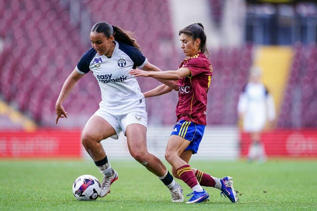 Switzerland: AXA Womens Super League 2025 26, Servette FC Chenois Feminin vs FC Zurich - Stade de Geneve, Carouge: Shanae Tsawa of FC Zurich (L) and Cristina Libran Quiroga of Servette FC Chenois Feminin (R) battle for the ball (duel) Copyright: xDanielaxPorcellix