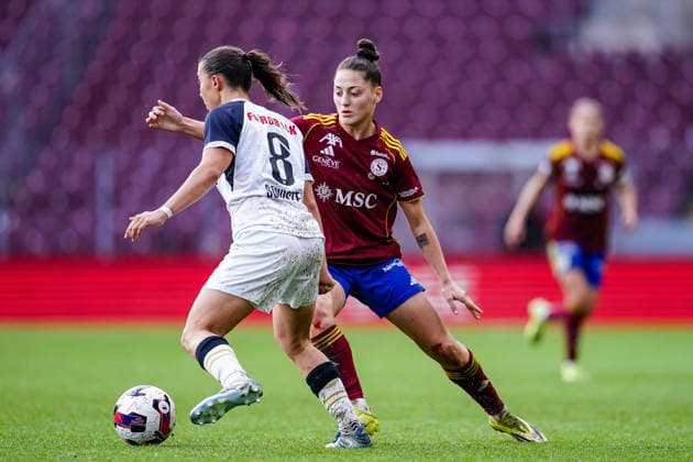 Switzerland: AXA Womens Super League 2025 26, Servette FC Chenois Feminin vs FC Zurich - Stade de Geneve, Carouge: Amelie Schuster of FC Zurich (L) and Lumbardha Misini of Servette (R) battle for the ball (duel) Copyright: xDanielaxPorcellix