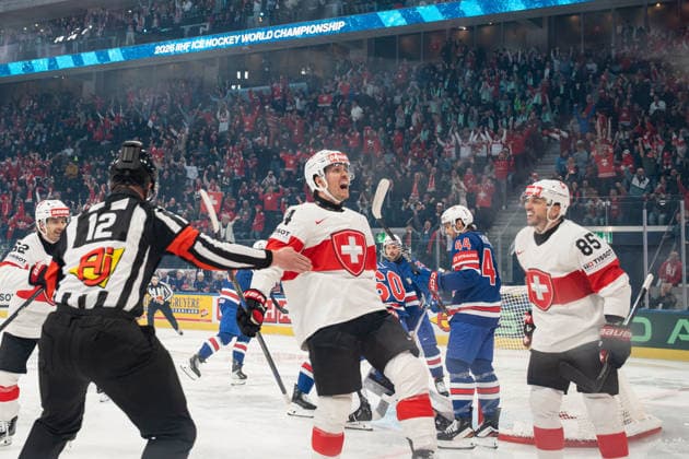 ZURICH, ZURICH - MAY 15: Switzerland players celebrate after Pius Suter scores the goal during the 2026 IIHF World Championship, WM, Weltmeisterschaft Group A match between Switzerland and USA at Swiss Life Arena on May 15, 2026 in Zurich, Zurich, Switzerland.  Copyright: xLivioxBaeriswylx xSPPx Sportspressphoto_SPR147143