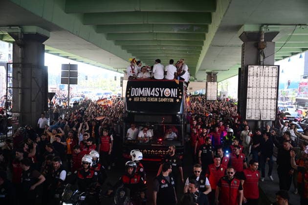 Galatasaray celebrates Turkish Super Lig title in Istanbul ISTANBUL, TURKIYE - MAY 15: Galatasaray players celebrate atop an open-top bus after clinching the 2025-26 Turkish Super Lig title, departing from the historic Galatasaray High School, as thousands of fans line the streets of Istanbul, Turkiye on May 15, 2026. Abdulhamid Hosbas Anadolu Istanbul Turkey. Editorial use only. Please get in touch for any other usage.  Copyright: x2026xAnadoluxAbdulhamidxHosbasx