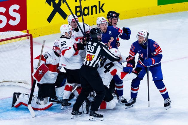 ZURICH, SWITZERLAND - MAY 15: The Teams in a fight during the Preliminary Round - Group A Match 3 between United States and Switzerland at the IIHF Ice hockey, Eishockey World Championship, WM, Weltmeisterschaft 2026, Swiss Life Arena on May 15, 2026 in Zurich, Switzerland. Zurich Switzerland Copyright: xTimoxSteinx