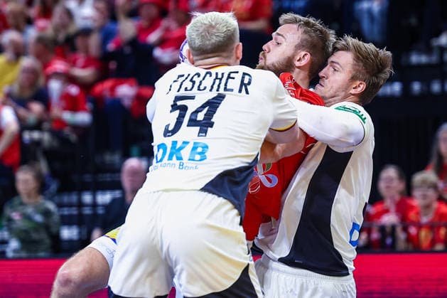 15.05.2026, xIAJx, Handball, Länderspiel, Testspiel, Dänemark - Deutschland, Royal Arena Kopenhagen: L-R Justus Fischer (Deutschland 54) Thomas Arnoldsen (Dänemark 42) Franz Semper (Deutschland 32) Dänemark