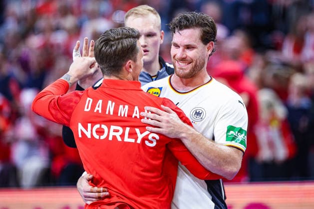 15.05.2026, xIAJx, Handball, Länderspiel, Testspiel, Dänemark - Deutschland, Royal Arena Kopenhagen: Emil Jakobsen (Dänemark 7) mit Teamkollege aus Flensburg Johannes Golla (Deutschland 4) nach dem Spiel Dänemark