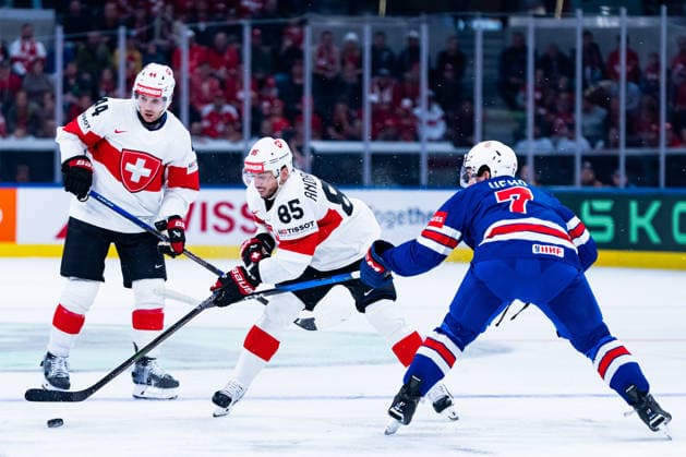 ZURICH, SWITZERLAND - MAY 15: Sven Andrighetto (Switzerland, 85) in a duel against Ryan Ufko (United States,7) during the Preliminary Round - Group A Match 3 between United States and Switzerland at the IIHF Ice hockey, Eishockey World Championship, WM, Weltmeisterschaft 2026, Swiss Life Arena on May 15, 2026 in Zurich, Switzerland. Zurich Switzerland Copyright: xTimoxSteinx
