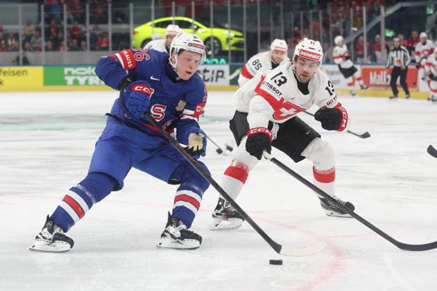 WM 2026 USA - SUI Max Plante gegen Nico Hischier 15.05.2026 Swiss Life Arena Zuerich , SCHWEIZ, Herren IIHF Eishockey World Championship, WM, Weltmeisterschaft Zurich 2026 Gruppe USA - Schweiz Max Plante (li,USA) gegen Nico Hischier (Schweiz)