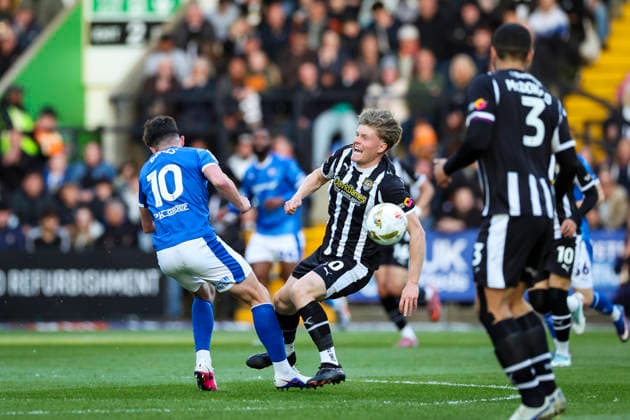 Notts County v Chesterfield, Sky Bet League Two Chesterfield forward Lee Bonis (10) tackles Notts County midfielder Scott Robertson (20) during the Notts County v Chesterfield EFL Sky Bet League Two Play-Off Semi-Final 2nd Leg match at Meadow Lane, Nottingham, England on 15 May 2026 Credit: Phil Duncan Every Second Media Editorial use only. All images are copyright Every Second Media Limited. No images may be reproduced without prior permission. All rights reserved. Premier League and Football League images are subject to licensing agreements with Football DataCo Limited. see https: www.football-dataco.com Copyright: xIMAGO EveryxSecondxMediax ESM-1996-0010 PhilxDuncanx xEveryxSecondxMediax