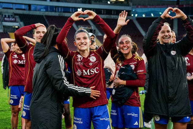 Switzerland: AXA Womens Super League 2025 26, Servette FC Chenois Feminin vs FC Zurich - Stade de Geneve, Carouge: Players of Servette celebrate the victory and entry into the AWSL Final, Laura Tufo of Servette FC Chenois Feminin, Laura Felber Copyright: xDanielaxPorcellix