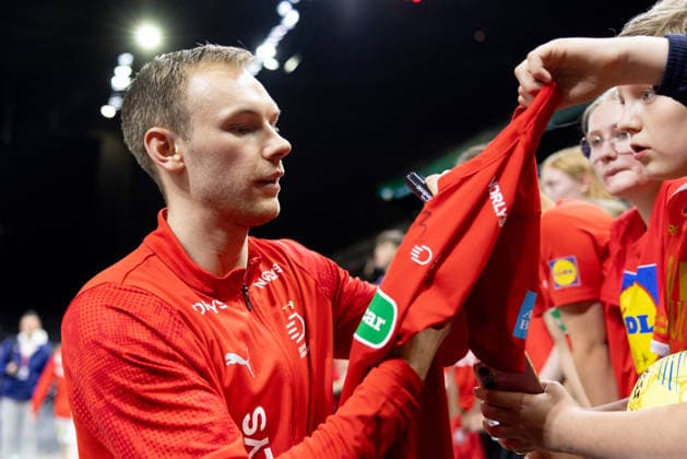 Handballspiel Dänemark gegen Deutschland am 15.5.2026 Kopenhagen, Dänemark 15.5.2026: Kinder bekommen Autogramme von dem dänischen Nationalspieler Mathias Gidsel nach dem Handball Länderspiel zwischen Dänemark und Deutschland, welches Dänemark 36:28 gewann. (Foto Christian Ender)