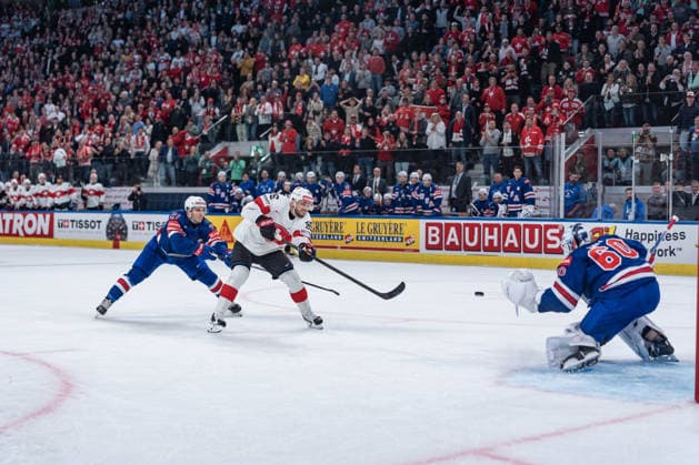15 05 2026, Zurich, Swiss Life Arena, Ice hockey, Eishockey World Championships: USA - Switzerland, 85 Sven Andrighetto (Switzerland), 60 goalkeeper Joseph Woll (United States) Zurich Swiss Life Arena Zurich Switzerland Copyright: xJustPictures.ch StefanxEmchx jp-de-StEm-DSC0194120260515