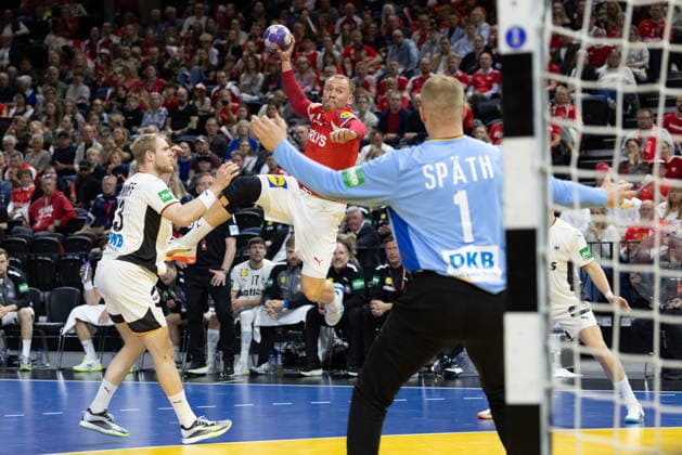 Handballspiel Dänemark gegen Deutschland am 15.5.2026 Kopenhagen, Dänemark 15.5.2026: Simon Pytlick wirft gegen David Späth während des Handball Länderspiels zwischen Dänemark und Deutschland. (Foto Christian Ender)