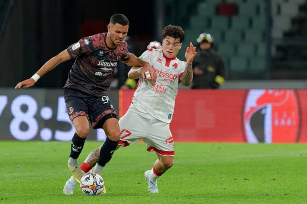 Fußball, Italien, Serie B Playout, SSC Bari - FC Südtirol IPA84732507 - EL KAOUAKIBI Hamza of Sudtirol in action against Emanuele Rao of SSC Bari during Playout - SSC Bari vs FC Sudtirol, Italian soccer Serie B match in Bari, Italy, May 15 2026  Copyright: xEmmanuelexMastrodonato IPAxSportx xx 84732507