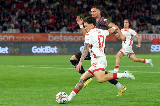 Fußball, Italien, Serie B Playout, SSC Bari - FC Südtirol IPA84732519 - Emanuele Rao of SSC Bari in action against EL KAOUAKIBI Hamza of Sudtirol during Playout - SSC Bari vs FC Sudtirol, Italian soccer Serie B match in Bari, Italy, May 15 2026  Copyright: xEmmanuelexMastrodonato IPAxSportx xx 84732519