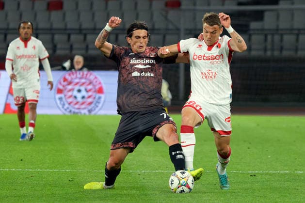 Fußball, Italien, Serie B Playout, SSC Bari - FC Südtirol IPA84732550 - MOLINA Salvatore of Sudtirol in action against Federico Artioli of SSC Bari during Playout - SSC Bari vs FC Sudtirol, Italian soccer Serie B match in Bari, Italy, May 15 2026  Copyright: xEmmanuelexMastrodonato IPAxSportx xx 84732550