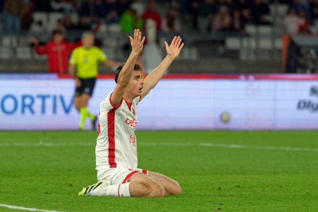Fußball, Italien, Serie B Playout, SSC Bari - FC Südtirol CALCIO - Serie B - Playout - SSC Bari vs FC Sudtirol Photo by IPA ABACAPRESS.COM84732532 - Cas Odenthal of SSC Bari protests during Playout - SSC Bari vs FC Sudtirol, Italian soccer Serie B match in Bari, Italy, May 15 2026 Bari Italy  Copyright: xIPAxSport ABACAx