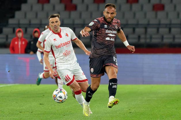 Fußball, Italien, Serie B Playout, SSC Bari - FC Südtirol CALCIO - Serie B - Playout - SSC Bari vs FC Sudtirol Photo by IPA ABACAPRESS.COM84732539 - Nicola Pietrangeli of Sudtirol in action against Gabriele Moncini of SSC Bari during Playout - SSC Bari vs FC Sudtirol, Italian soccer Serie B match in Bari, Italy, May 15 2026 Bari Italy  Copyright: xIPAxSport ABACAx