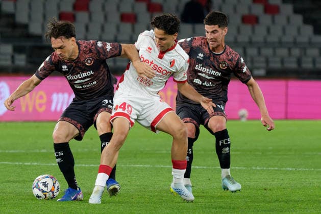 Fußball, Italien, Serie B Playout, SSC Bari - FC Südtirol CALCIO - Serie B - Playout - SSC Bari vs FC Sudtirol Photo by IPA ABACAPRESS.COM84732541 - Giacomo De Pieri of SSC Bari in action against VESELI Frederic of Sudtirol during Playout - SSC Bari vs FC Sudtirol, Italian soccer Serie B match in Bari, Italy, May 15 2026 Bari Italy  Copyright: xIPAxSport ABACAx