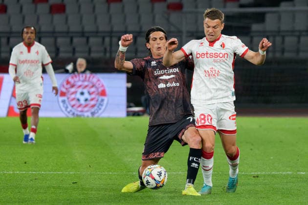 Fußball, Italien, Serie B Playout, SSC Bari - FC Südtirol CALCIO - Serie B - Playout - SSC Bari vs FC Sudtirol Photo by IPA ABACAPRESS.COM84732564 - MOLINA Salvatore of Sudtirol in action against Federico Artioli of SSC Bari during Playout - SSC Bari vs FC Sudtirol, Italian soccer Serie B match in Bari, Italy, May 15 2026 Bari Italy  Copyright: xIPAxSport ABACAx
