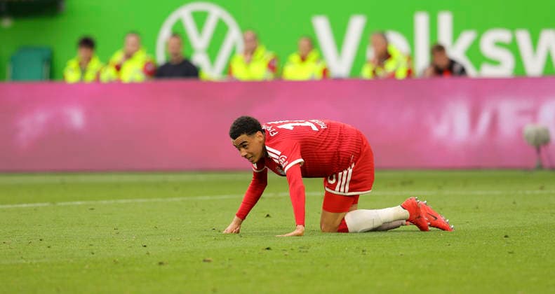Foto : Jamal Musiala (FCB) am Boden zerstört Fussball 1. Bundesliga, 33. Spieltag am Sa. 09.05.2026 VfL Wolfsburg - FC Bayern München *** Photo Jamal Musiala FCB devastated Football 1 Bundesliga, Matchday 33 on Sat 09 05 2026 VfL Wolfsburg FC Bayern München