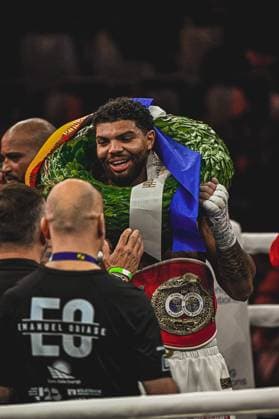 Emanuel Odiase (903; VIP) feiert den Sieg mit dem Championship-Gürtel in der SAP Arena nach einem packenden Schwergewichtsduell. Ringside, 15.05.2026, Mannheim, SAP Arena *** Emanuel Odiase 903 VIP celebrates victory with the championship belt in the SAP Arena after a thrilling heavyweight duel Ringside, 15 05 2026, Mannheim, SAP Arena Copyright: xspeedshotx