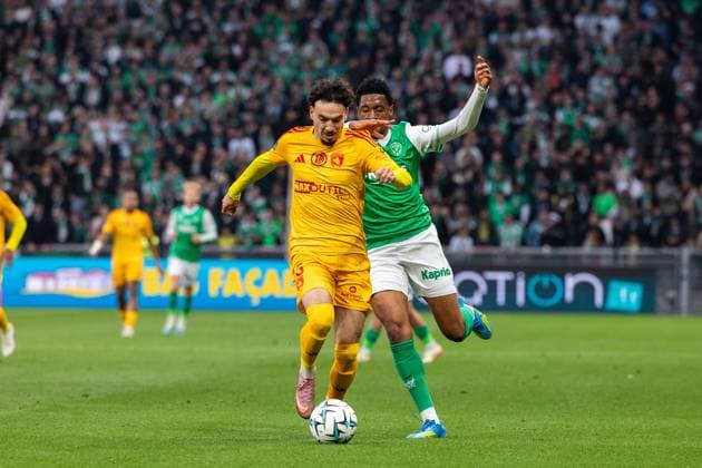 FOOTBALL : AS ST Etienne vs Rodez - Ligue 2 BKT barrage - 15 05 2026 Duffus Joshua James Leslie 17 of Saint-Etienne and Trouillet Alexis 27 of Rodez in action during the Ligue 2 playoff game between AS Saint-Etienne and Rodez Aveyron Football at Stadium Geoffroy Guichard in Saint-Etienne, France. Saint-EtienneFrance  Copyright: xPaulinexFIGUETx xPSNewZx