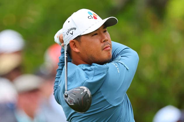 NEWTON SQUARE, PA - MAY 15: Si Woo Kim of the Republic of Korea tees off at the first tee during Round 2 of the 2026 PGA, Golf Herren Championship on May 15, 2026 at Aronimink Golf Club in Newtown Square, Pennsylvania. (Photo by Rich Graessle Icon Sportswire) GOLF: MAY 15 PGA PGA Championship EDITORIAL USE ONLY Icon260515257252