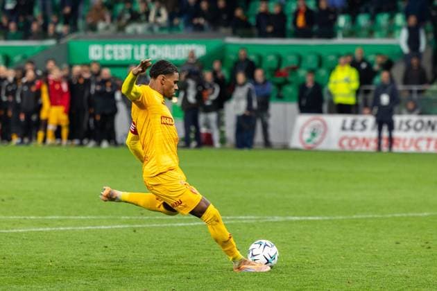 FOOTBALL : AS ST Etienne vs Rodez - Ligue 2 BKT barrage - 15 05 2026 Lipinski RaphaÃ«l 3 of Rodez taking a penalty during the Ligue 2 playoff game between AS Saint-Etienne and Rodez Aveyron Football at Stadium Geoffroy Guichard in Saint-Etienne, France. Saint-EtienneFrance  Copyright: xPaulinexFIGUETx xPSNewZx