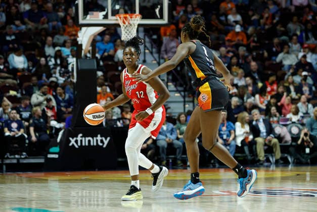 UNCASVILLE, CT - MAY 15: Chelsea Gray 12 of the Las Vegas Aces brings the ball up court defended by Diamond Miller 1 of the Connecticut Sun during the WNBA, Basketball Damen, USA game between Las Vegas Aces and Connecticut Sun on May 15, 2026, at Mohegan Sun Arena in Uncasville, CT. (Photo by M. Anthony Nesmith Icon Sportswire) WNBA: MAY 15 Las Vegas Aces at Connecticut Sun EDITORIAL USE ONLY Icon26051523