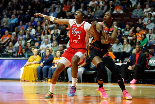 UNCASVILLE, CT - MAY 15: Nalyssa Smith 3 of the Las Vegas Aces and Kennedy Burke 25 of the Connecticut Sun battle for position during the WNBA, Basketball Damen, USA game between Las Vegas Aces and Connecticut Sun on May 15, 2026, at Mohegan Sun Arena in Uncasville, CT. (Photo by M. Anthony Nesmith Icon Sportswire) WNBA: MAY 15 Las Vegas Aces at Connecticut Sun EDITORIAL USE ONLY Icon26051524