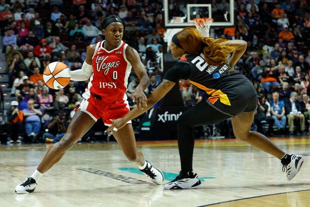 UNCASVILLE, CT - MAY 15: Jackie Young 0 of the Las Vegas Aces and Aneesah Morrow 24 of the Connecticut Sun in action during the WNBA, Basketball Damen, USA game between Las Vegas Aces and Connecticut Sun on May 15, 2026, at Mohegan Sun Arena in Uncasville, CT. (Photo by M. Anthony Nesmith Icon Sportswire) WNBA: MAY 15 Las Vegas Aces at Connecticut Sun EDITORIAL USE ONLY Icon26051531