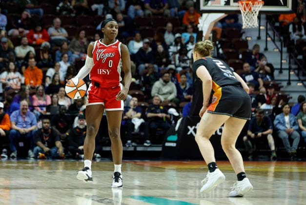 UNCASVILLE, CT - MAY 15: Jackie Young 0 of the Las Vegas Aces defended by Hailey van Lith 2 of the Connecticut Sun during the WNBA, Basketball Damen, USA game between Las Vegas Aces and Connecticut Sun on May 15, 2026, at Mohegan Sun Arena in Uncasville, CT. (Photo by M. Anthony Nesmith Icon Sportswire) WNBA: MAY 15 Las Vegas Aces at Connecticut Sun EDITORIAL USE ONLY Icon26051539