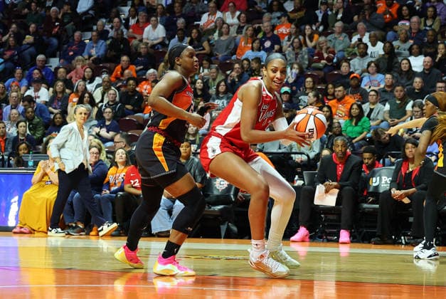 UNCASVILLE, CT - MAY 15: A ja Wilson 22 of the Las Vegas Aces defended by Kennedy Burke 25 of the Connecticut Sun during the WNBA, Basketball Damen, USA game between Las Vegas Aces and Connecticut Sun on May 15, 2026, at Mohegan Sun Arena in Uncasville, CT. (Photo by M. Anthony Nesmith Icon Sportswire) WNBA: MAY 15 Las Vegas Aces at Connecticut Sun EDITORIAL USE ONLY Icon26051546