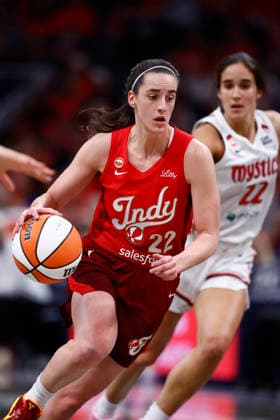 INDIANAPOLIS, IN - MAY 15: Indiana Fever guard Caitlin Clark (22) drive with the ball during a WNBA, Basketball Damen, USA game between the Washington Mystics and Indiana Fever on May 15 2026 at Gainbridge Fieldhouse in Indianapolis, IN. (Photo by Jeffrey Brown Icon Sportswire) WNBA: MAY 15 Washington Mystics at Indiana Fever EDITORIAL USE ONLY Icon051526007