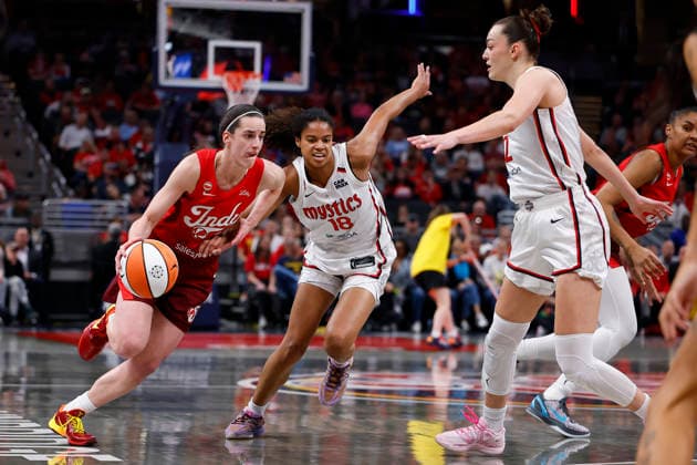 INDIANAPOLIS, IN - MAY 15: Indiana Fever guard Caitlin Clark (22) drives past Washington Mystics guard Cassandre Prosper (18) during a WNBA, Basketball Damen, USA game between the Washington Mystics and Indiana Fever on May 15 2026 at Gainbridge Fieldhouse in Indianapolis, IN. (Photo by Jeffrey Brown Icon Sportswire) WNBA: MAY 15 Washington Mystics at Indiana Fever EDITORIAL USE ONLY Icon051526015