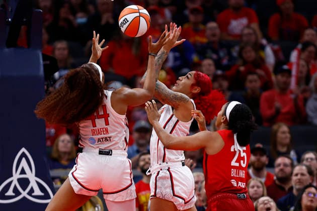 INDIANAPOLIS, IN - MAY 15: Washington Mystics center Shakira Austin (0) and Washington Mystics forward Kiki Iriafen (44) go for the rebound during a WNBA, Basketball Damen, USA game between the Washington Mystics and Indiana Fever on May 15 2026 at Gainbridge Fieldhouse in Indianapolis, IN. (Photo by Jeffrey Brown Icon Sportswire) WNBA: MAY 15 Washington Mystics at Indiana Fever EDITORIAL USE ONLY Icon051526019