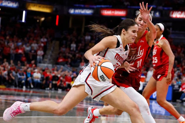 INDIANAPOLIS, IN - MAY 15: Washington Mystics guard Sonia Citron (22) battles with Indiana Fever guard Lexie Hull (10) during a WNBA, Basketball Damen, USA game between the Washington Mystics and Indiana Fever on May 15 2026 at Gainbridge Fieldhouse in Indianapolis, IN. (Photo by Jeffrey Brown Icon Sportswire) WNBA: MAY 15 Washington Mystics at Indiana Fever EDITORIAL USE ONLY Icon051526025