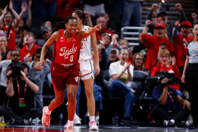 INDIANAPOLIS, IN - MAY 15: Indiana Fever guard Kelsey Mitchell (0) acknowledges Indiana Fever guard Caitlin Clark (22) (not pictured) during a WNBA, Basketball Damen, USA game between the Washington Mystics and Indiana Fever on May 15 2026 at Gainbridge Fieldhouse in Indianapolis, IN. (Photo by Jeffrey Brown Icon Sportswire) WNBA: MAY 15 Washington Mystics at Indiana Fever EDITORIAL USE ONLY Icon051526027