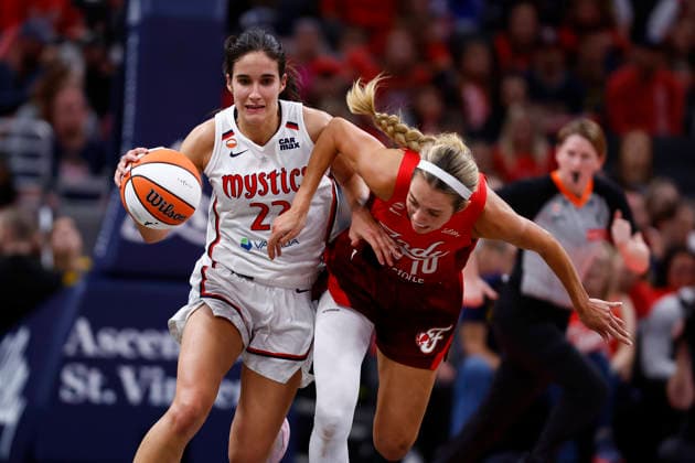 INDIANAPOLIS, IN - MAY 15: Washington Mystics guard Sonia Citron (22) battles with Indiana Fever guard Lexie Hull (10) to bring the ball up court in during a WNBA, Basketball Damen, USA game between the Washington Mystics and Indiana Fever on May 15 2026 at Gainbridge Fieldhouse in Indianapolis, IN. (Photo by Jeffrey Brown Icon Sportswire) WNBA: MAY 15 Washington Mystics at Indiana Fever EDITORIAL USE ONLY Icon051526028