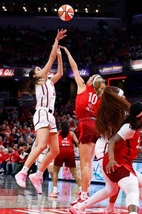 INDIANAPOLIS, IN - MAY 15: Washington Mystics guard Sonia Citron (22) knocks down her shot over Indiana Fever guard Lexie Hull (10) during a WNBA, Basketball Damen, USA game between the Washington Mystics and Indiana Fever on May 15 2026 at Gainbridge Fieldhouse in Indianapolis, IN. (Photo by Jeffrey Brown Icon Sportswire) WNBA: MAY 15 Washington Mystics at Indiana Fever EDITORIAL USE ONLY Icon051526029